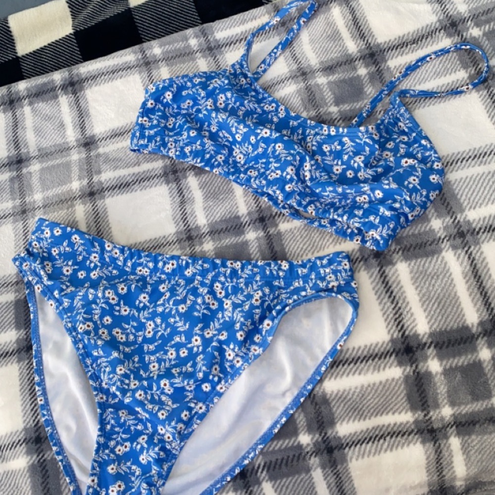 shein~blue with white flowers 2 piece bathing suit size small